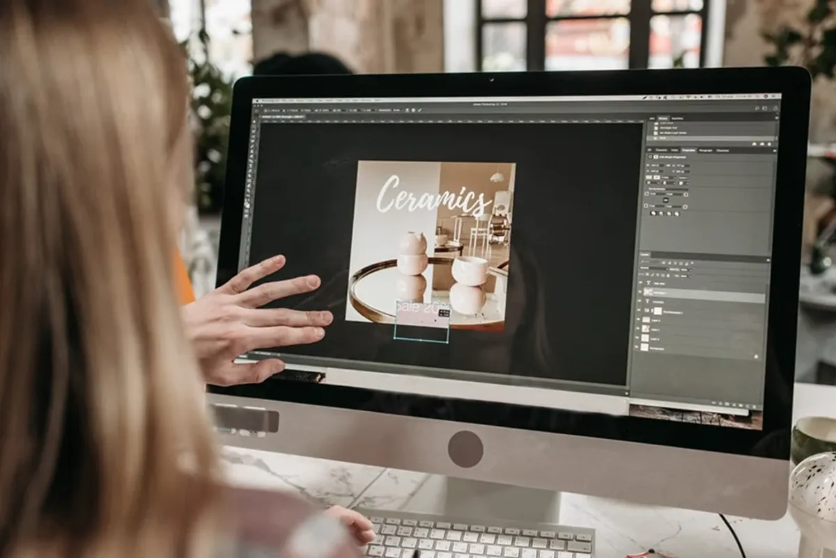 Projektantka pracująca nad identyfikacją wizualną marki w Photoshopie